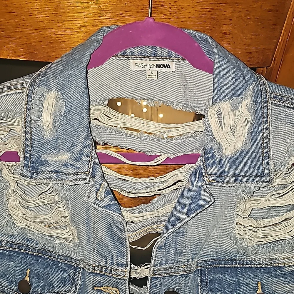 FASHION NOVA Womens Distressed Denim Jacket. Mint condition sz Small!!!